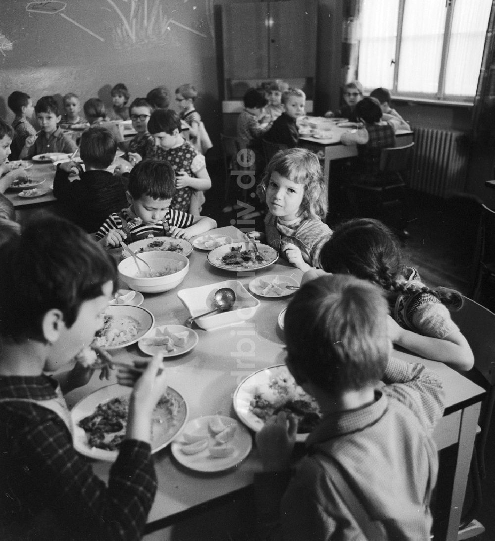 DDR-Fotoarchiv: Bad Belzig - Gemeinschaftliches Mittagessen im Kinderheim in Bad Belzig in Brandenburg in der DDR