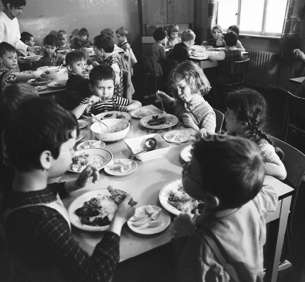 Bad Belzig: Gemeinschaftliches Mittagessen im Kinderheim in Bad Belzig in Brandenburg in der DDR