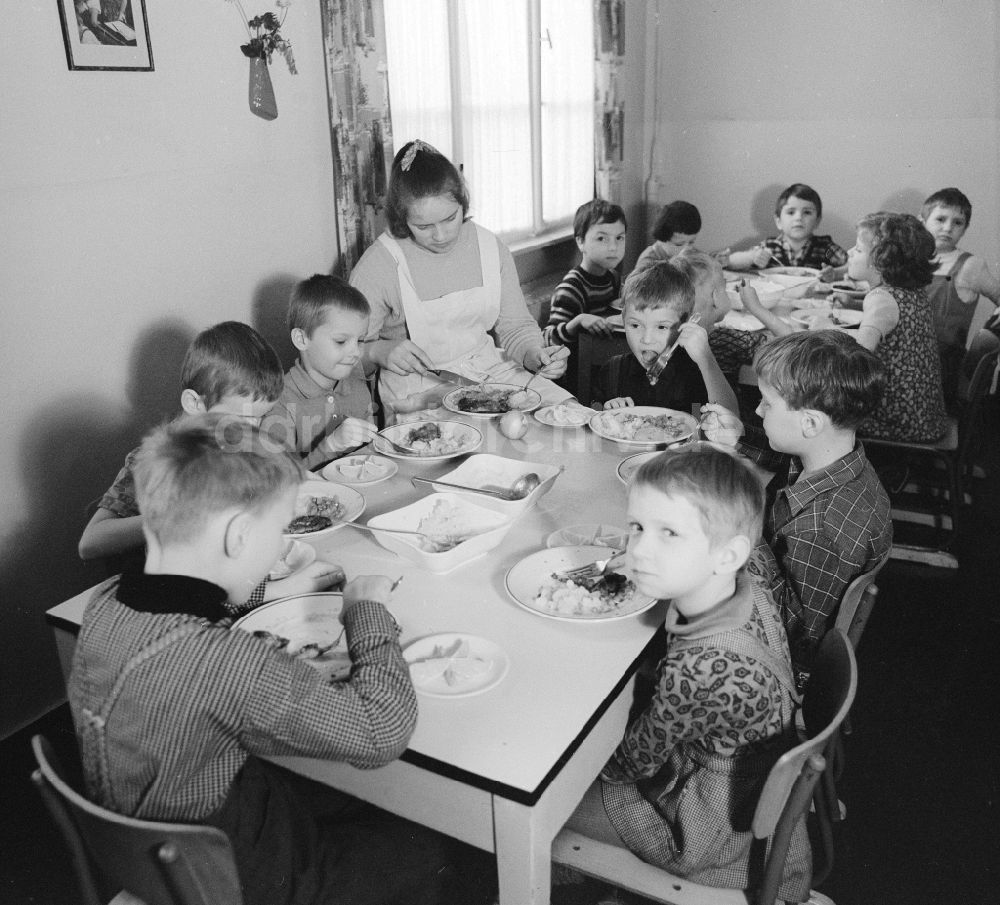 DDR-Bildarchiv: Bad Belzig - Gemeinschaftliches Mittagessen im Kinderheim in Bad Belzig in Brandenburg in der DDR