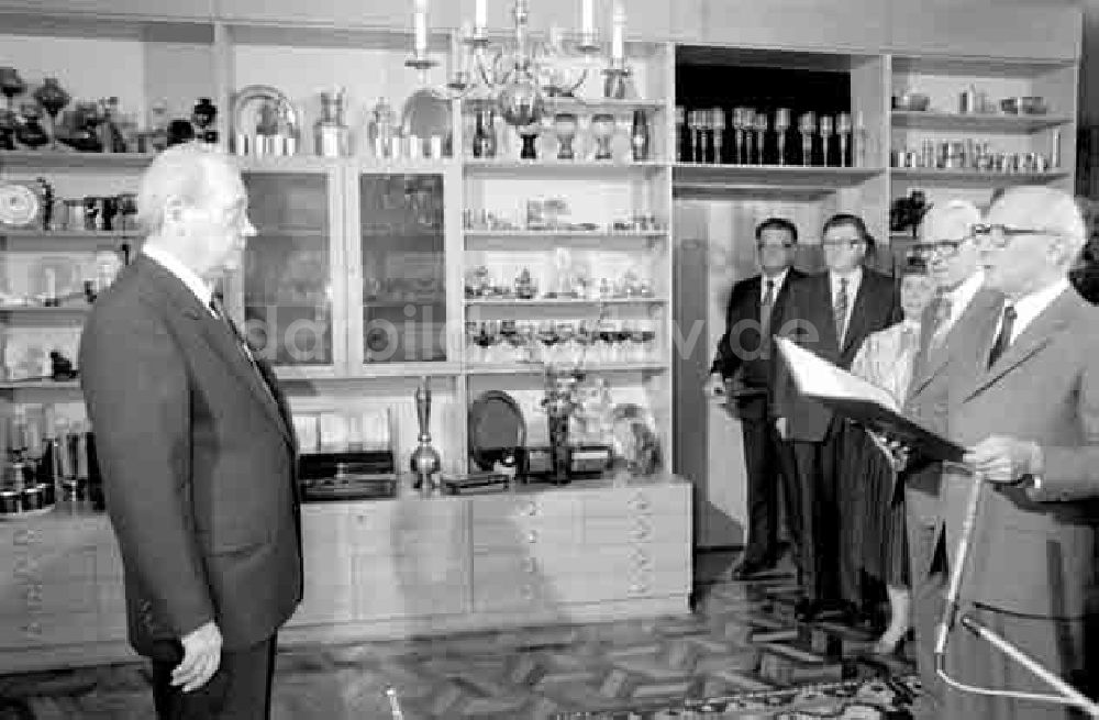 Berlin: Gen. Erich Honecker überbringt Glückwünsche zum 60. Geburtstag für Gen. H. Tisch Foto: Schmidtke