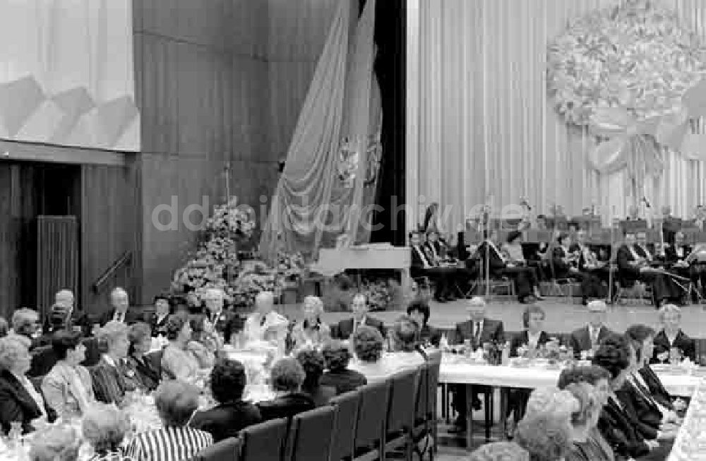 DDR-Fotoarchiv: Berlin - Gen. Erich Honecker gab Empfang im Zentralkomitee zum 8. März Foto: Schmidtke