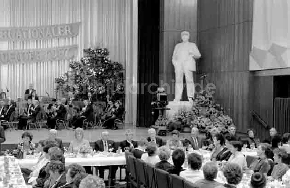 Berlin: Gen. Erich Honecker gab Empfang im Zentralkomitee zum 8. März Foto: Schmidtke