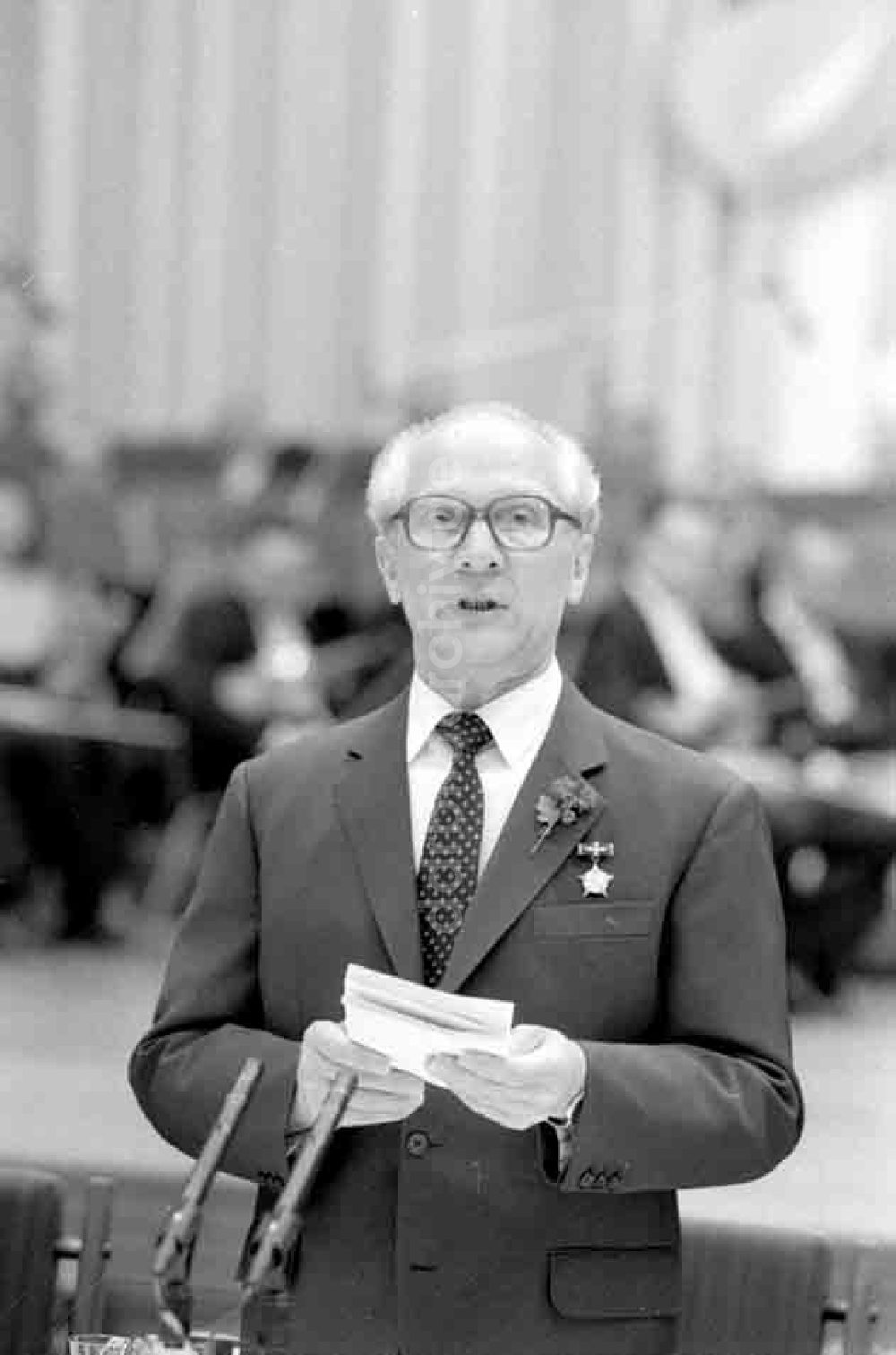 DDR-Fotoarchiv: Berlin - Gen. Erich Honecker gab Empfang im Zentralkomitee zum 8. März Foto: Schmidtke