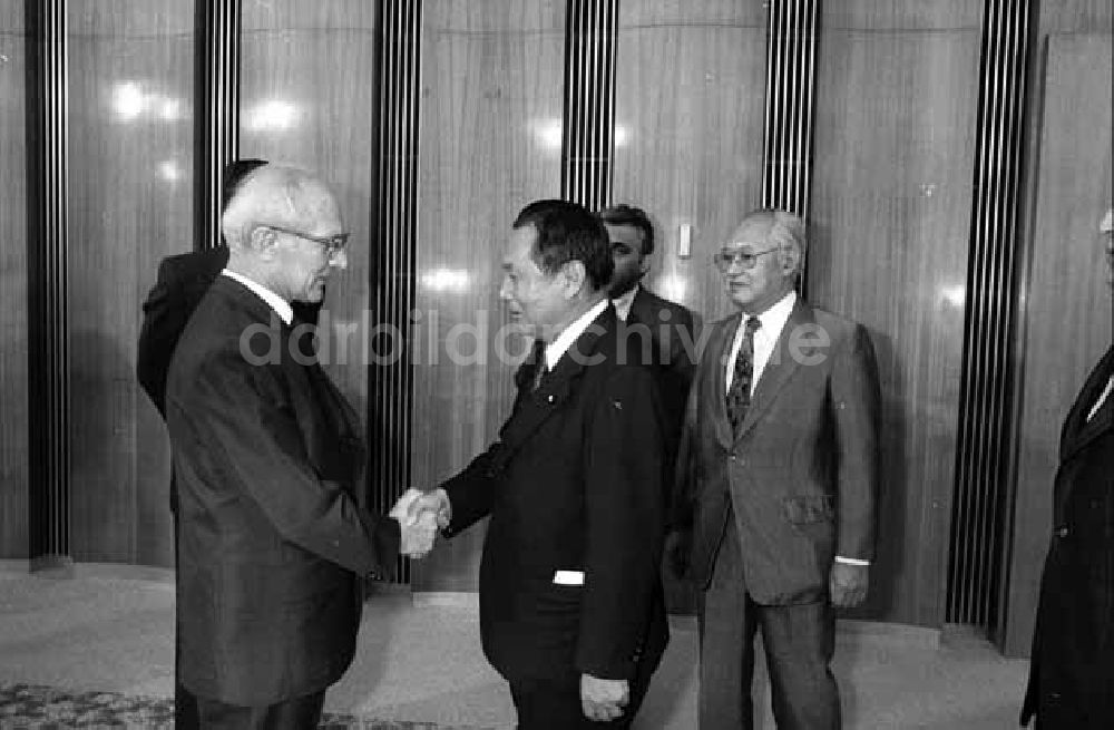 DDR-Bildarchiv: Berlin - Gen. Honecker empfängt japanische Parlamentsdelegation im Staatsrat Berlin Foto: Murza