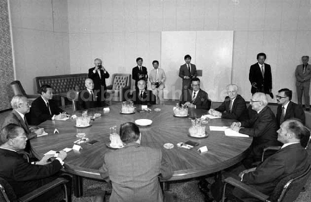 DDR-Fotoarchiv: Berlin - Gen. Honecker empfängt japanische Parlamentsdelegation im Staatsrat Berlin Foto: Murza