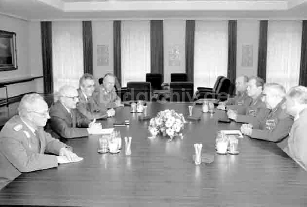 DDR-Bildarchiv: Berlin - Gen. Honecker empfängt Marschall Kulikow Foto: Murza