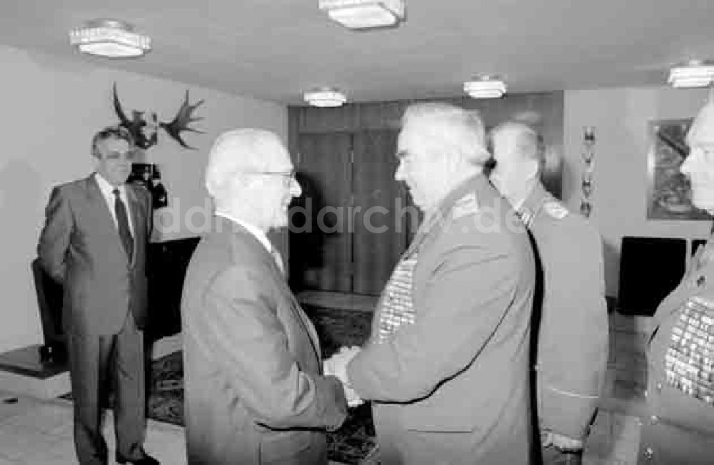 DDR-Bildarchiv: Berlin - Gen. Honecker empfängt Marschall Kulikow Foto: Murza