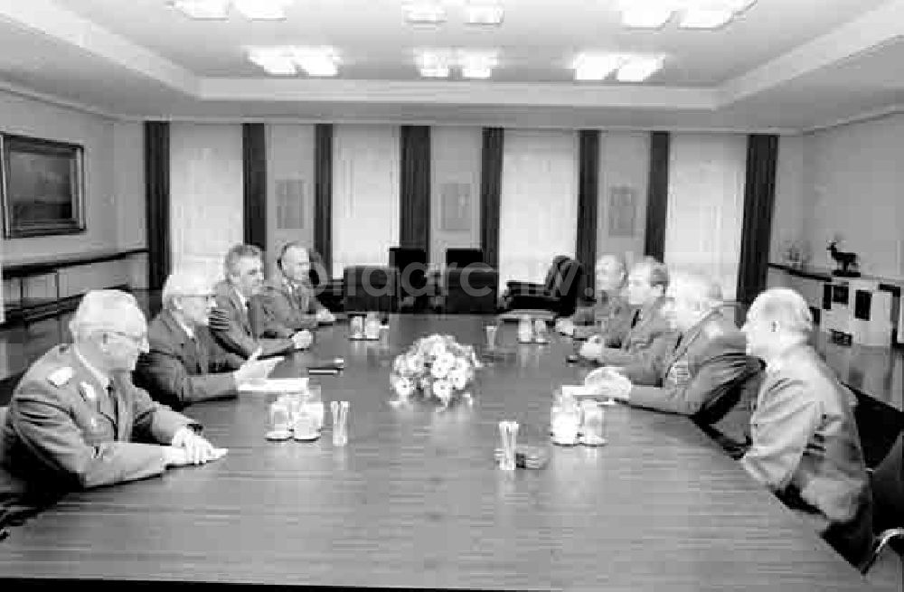 DDR-Fotoarchiv: Berlin - Gen. Honecker empfängt Marschall Kulikow Foto: Murza