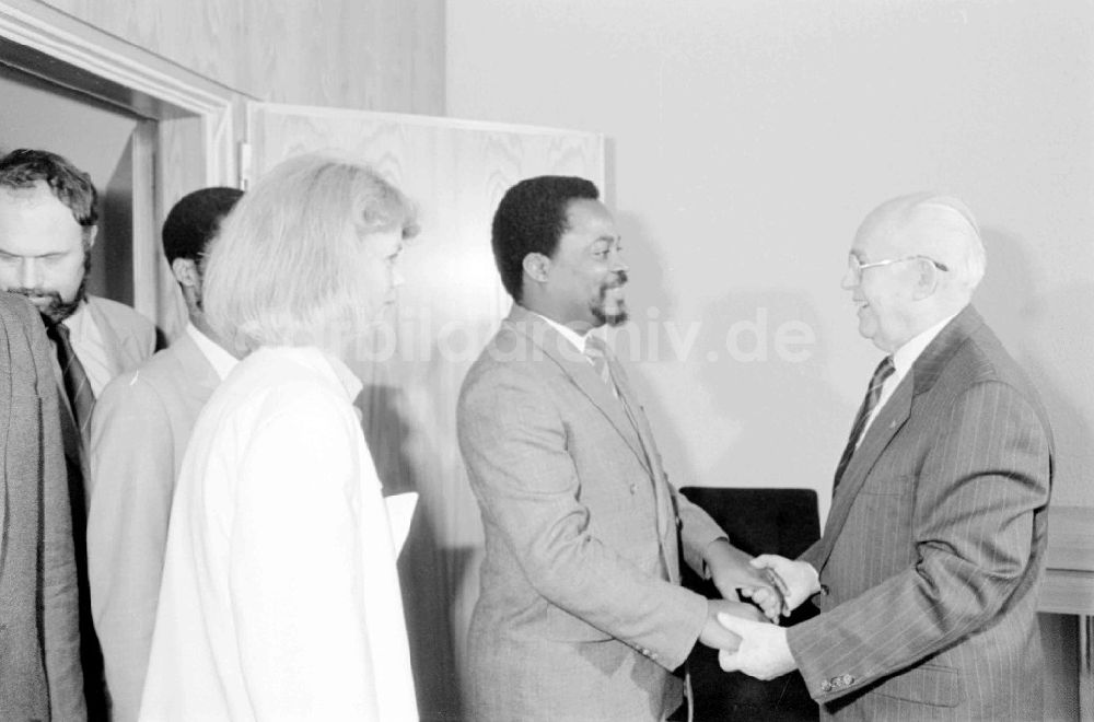 DDR-Bildarchiv: Berlin - Gen. Mückenberger empfing Delegation aus Angola im Zentralkomitee Berlin Foto: Schmidtke