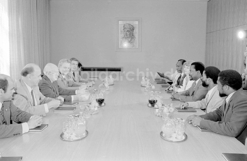DDR-Fotoarchiv: Berlin - Gen. Mückenberger empfing Delegation aus Angola im Zentralkomitee Berlin Foto: Schmidtke
