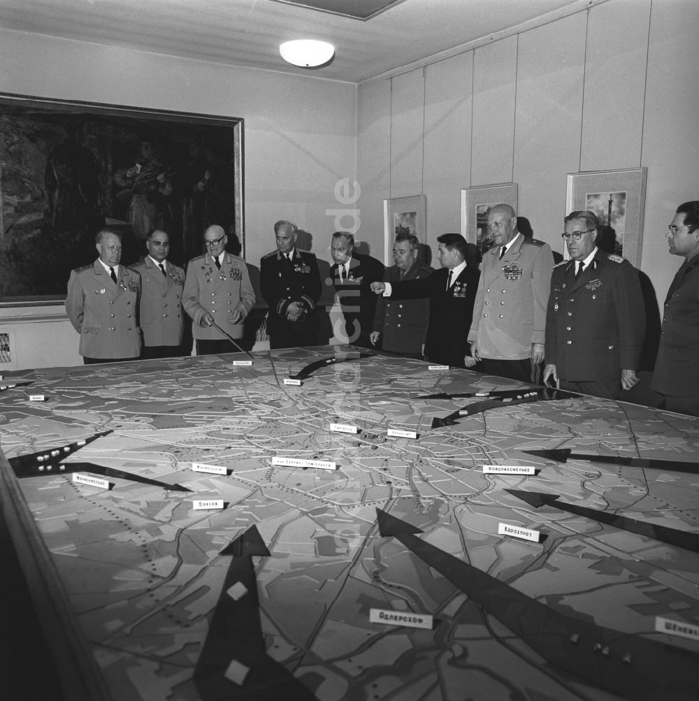 DDR-Fotoarchiv: Berlin - Generäle und Admirale im Kapitulationsmuseum in Berlin-Karlshorst