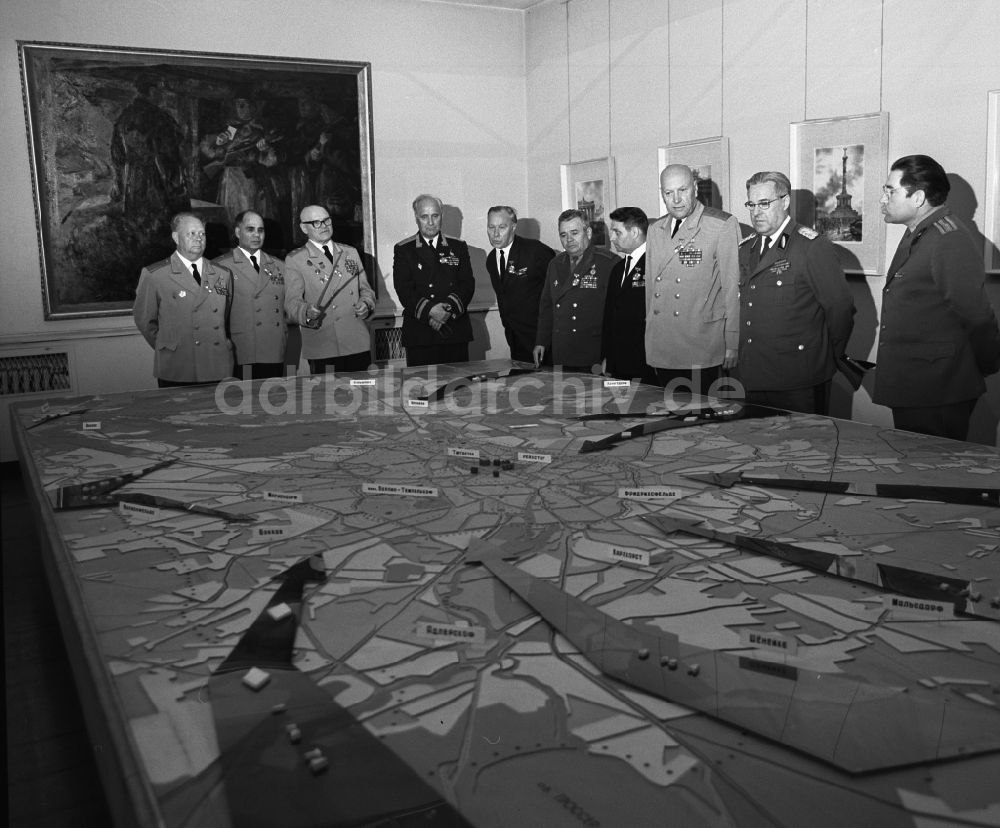 DDR-Fotoarchiv: Berlin Karlshorst - Generäle und Admirale im Kapitulationsmuseum in Berlin-Karlshorst