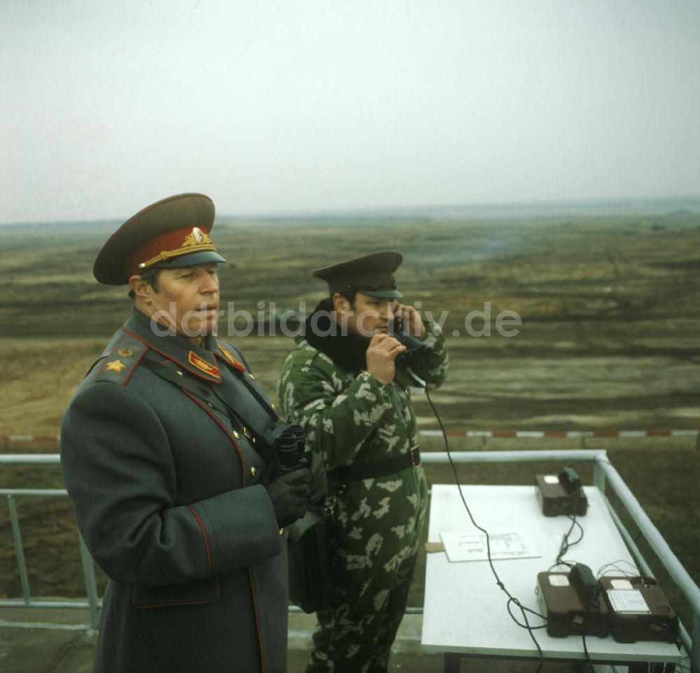 DDR-Fotoarchiv: Wolmirstedt - General Saizew beobachte das Manöver in Wolmirstedt
