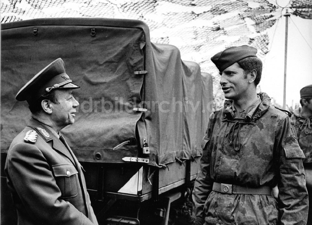 DDR-Fotoarchiv: Cottbus - Generalleutnant Herbert Scheibe beim Zusammentreffen auf dem Flugplatz mit Soldaten in Cottbus in Brandenburg in der DDR