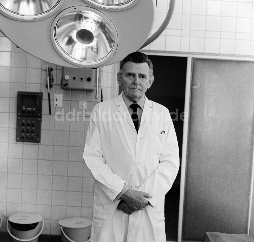 DDR-Fotoarchiv: Bad Saarow - Generalleutnant OMR Prof. Dr. sc. Med. Hans-Rudolf Gestewitz (1921 - 1998) in einem OP Saal in einem Krankenhaus in Bad Saarow im heutigen Bundesland Brandenburg