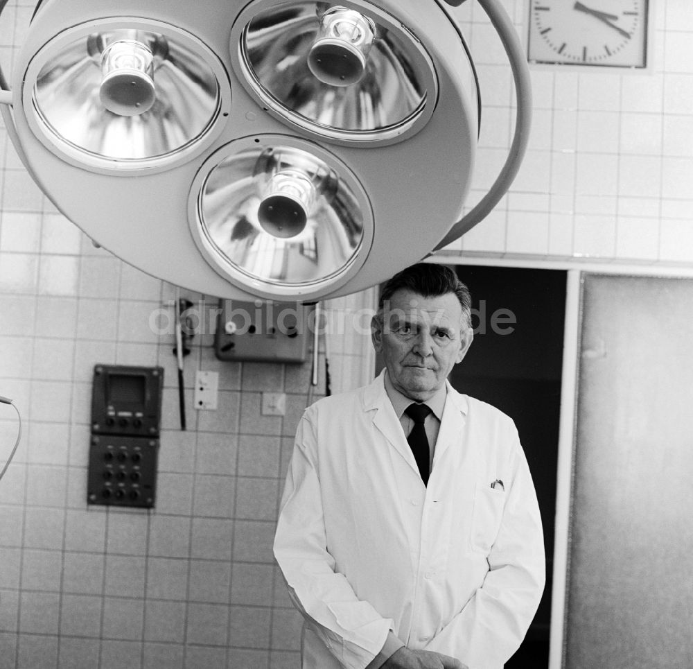 Bad Saarow: Generalleutnant OMR Prof. Dr. sc. Med. Hans-Rudolf Gestewitz (1921 - 1998) in einem OP Saal in einem Krankenhaus in Bad Saarow im heutigen Bundesland Brandenburg