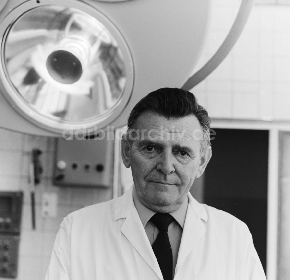 DDR-Bildarchiv: Bad Saarow - Generalleutnant OMR Prof. Dr. sc. Med. Hans-Rudolf Gestewitz (1921 - 1998) in einem OP Saal in einem Krankenhaus in Bad Saarow im heutigen Bundesland Brandenburg