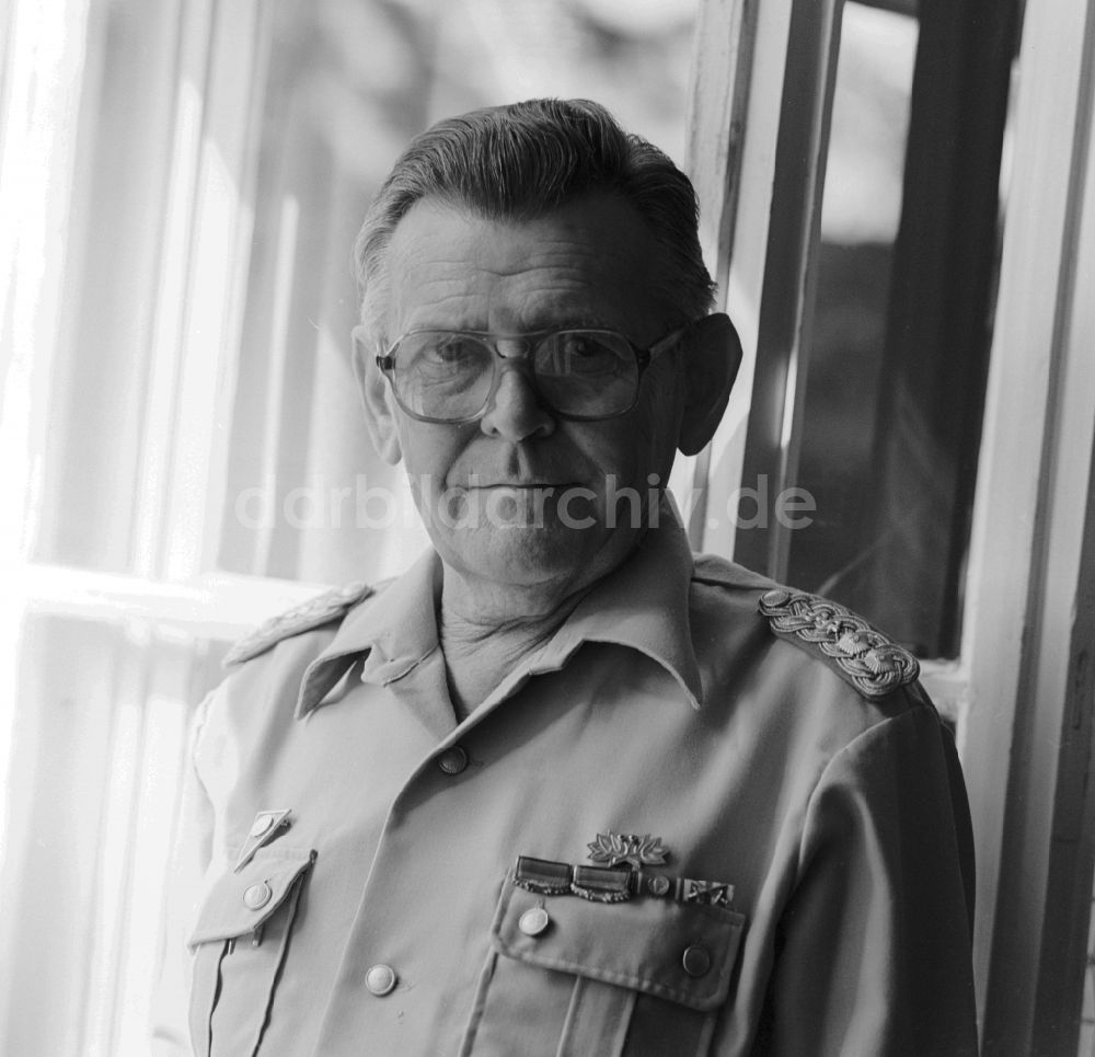 DDR-Fotoarchiv: Bad Saarow - Generalleutnant OMR Prof. Dr. sc. Med. Hans-Rudolf Gestewitz (1921 - 1998) im Portrait in Bad Saarow im heutigen Bundesland Brandenburg
