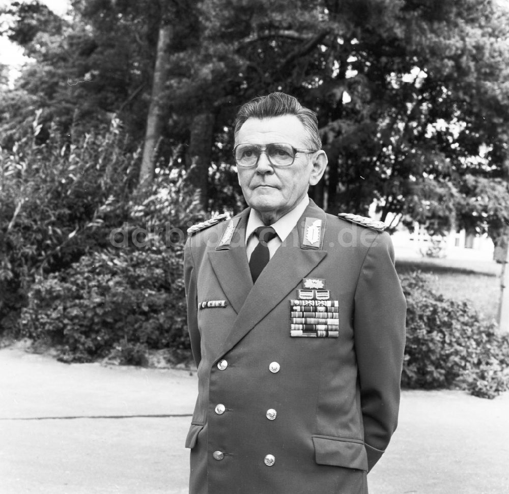 DDR-Fotoarchiv: Bad Saarow - Generalleutnant OMR Prof. Dr. sc. Med. Hans-Rudolf Gestewitz (1921 - 1998) im Portrait in Bad Saarow im heutigen Bundesland Brandenburg