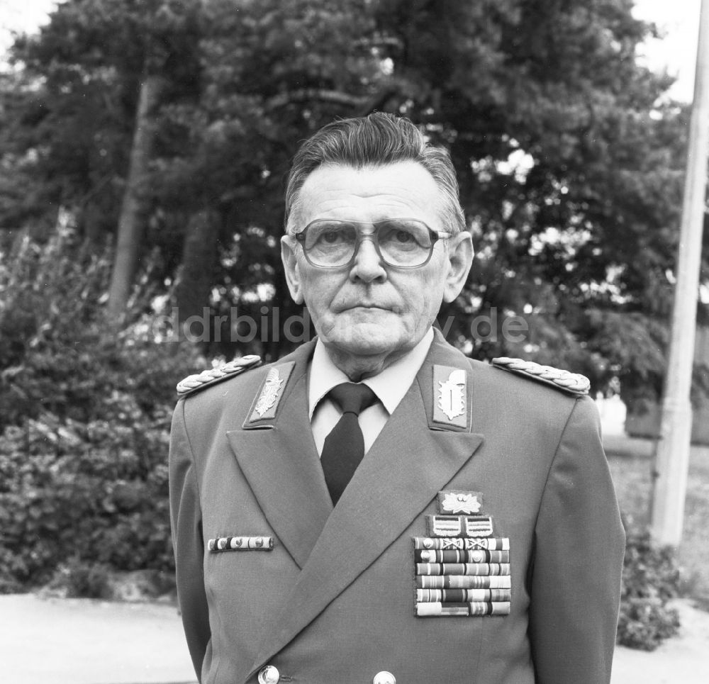Bad Saarow: Generalleutnant OMR Prof. Dr. sc. Med. Hans-Rudolf Gestewitz (1921 - 1998) im Portrait in Bad Saarow im heutigen Bundesland Brandenburg