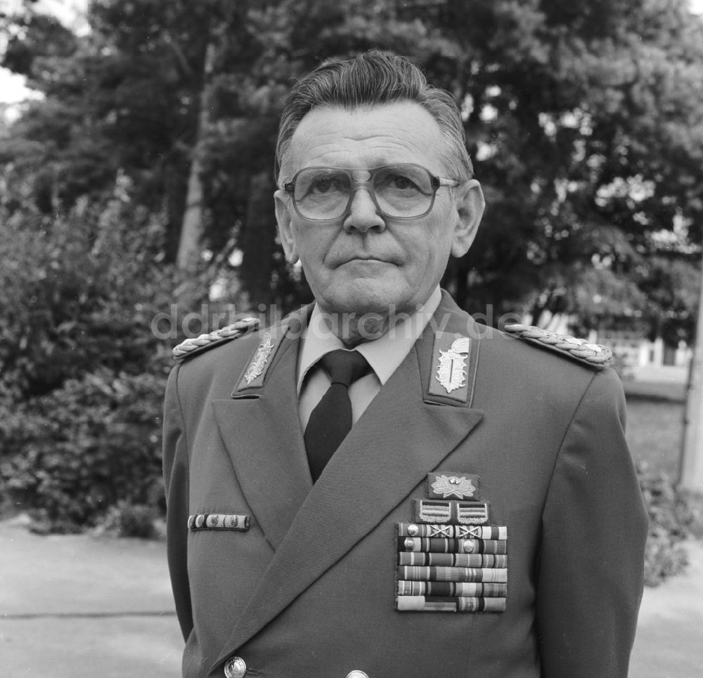 DDR-Bildarchiv: Bad Saarow - Generalleutnant OMR Prof. Dr. sc. Med. Hans-Rudolf Gestewitz (1921 - 1998) im Portrait in Bad Saarow im heutigen Bundesland Brandenburg