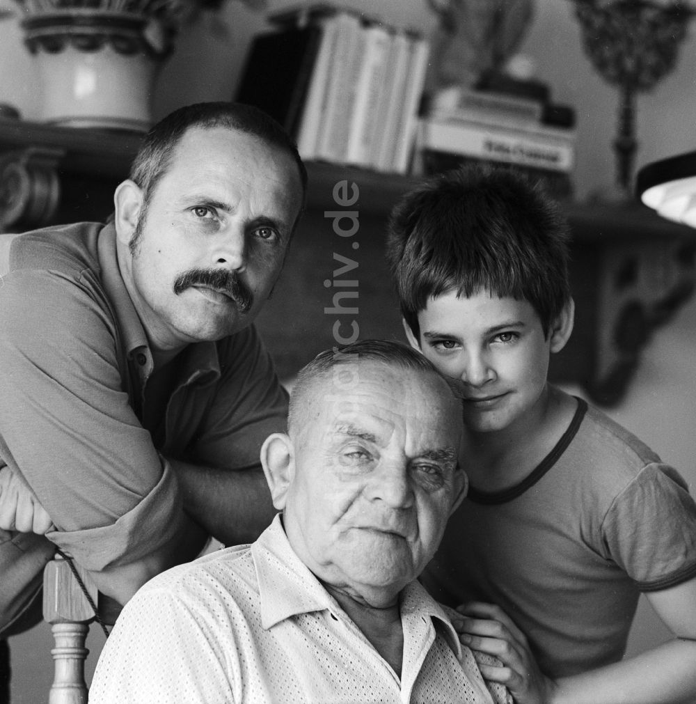 DDR-Fotoarchiv: Berlin - 3 Generationen einer Familie - Familienfoto in Berlin, der ehemaligen Hauptstadt der DDR, Deutsche Demokratische Republik