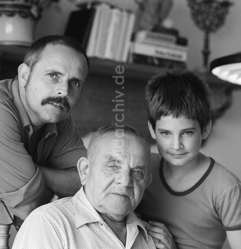 Berlin: 3 Generationen einer Familie - Familienfoto in Berlin, der ehemaligen Hauptstadt der DDR, Deutsche Demokratische Republik