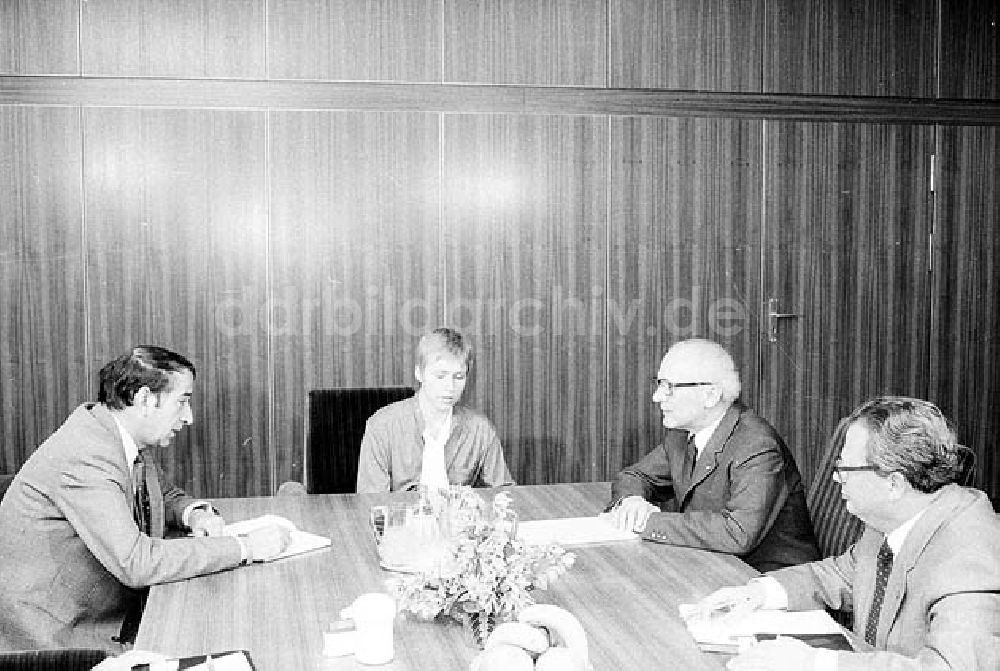 DDR-Fotoarchiv: Berlin - Genosse Erich Honecker empfängt im ZK (Zentralkomitee) Jorge Kolle aus Bolivien Umschlagnr