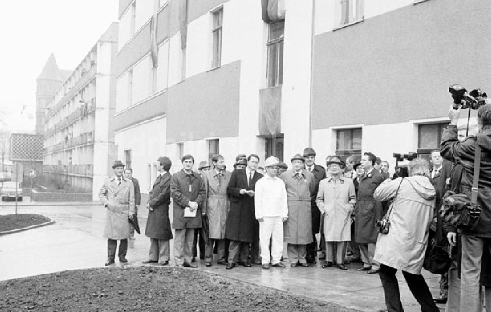 DDR-Bildarchiv: Halle - Genosse Erich Honecker auf der Grosskundgebung in Halle anläßlich des 65