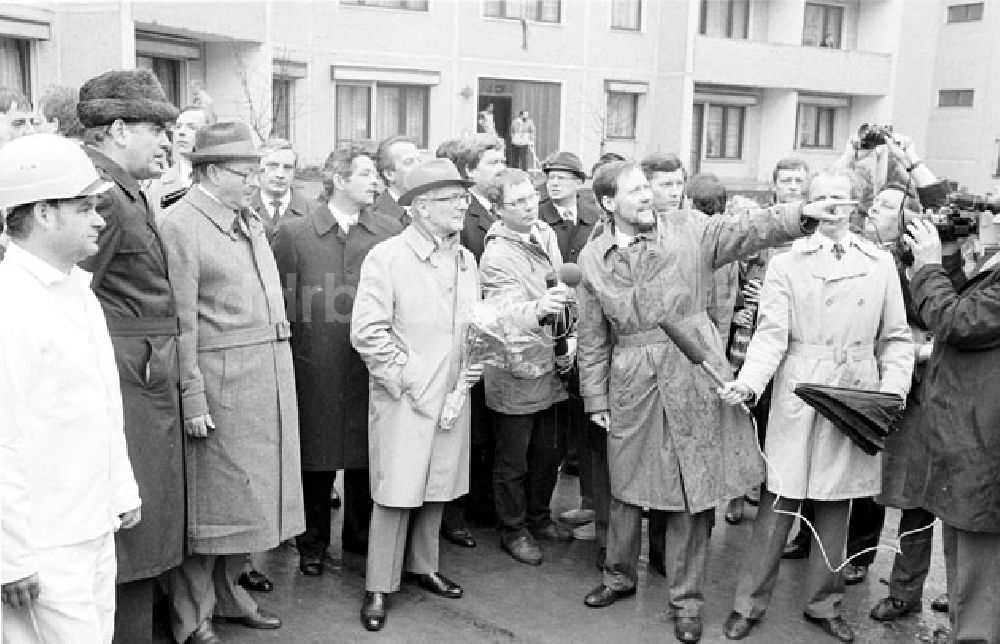 DDR-Fotoarchiv: Halle - Genosse Erich Honecker auf der Grosskundgebung in Halle anläßlich des 65