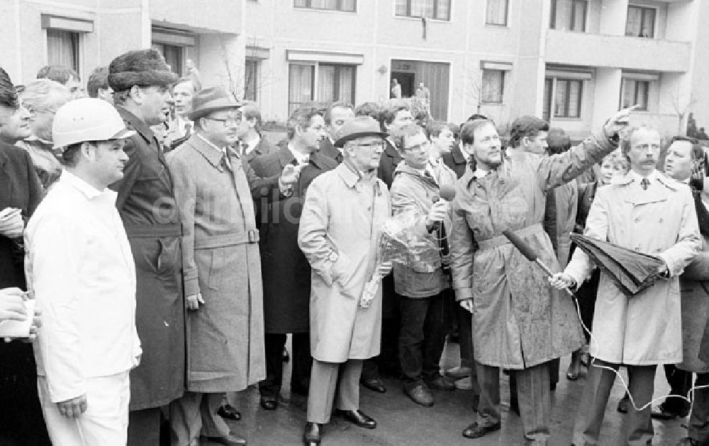 Halle: Genosse Erich Honecker auf der Grosskundgebung in Halle anläßlich des 65