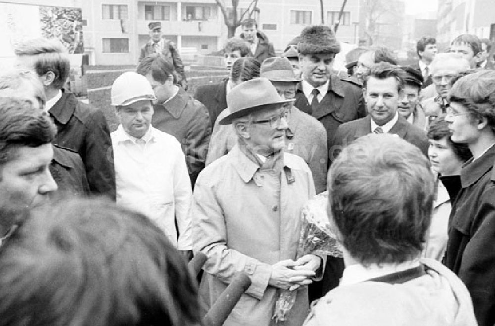 DDR-Bildarchiv: Halle - Genosse Erich Honecker auf der Grosskundgebung in Halle anläßlich des 65