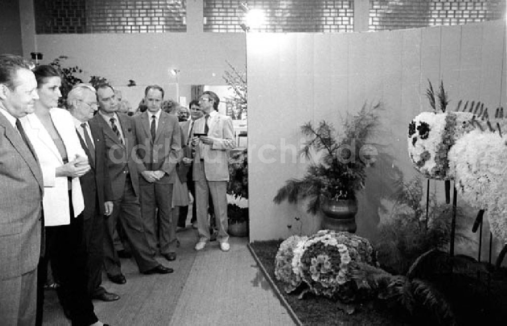 DDR-Fotoarchiv: Berlin Weissensee - Genosse Günther Schabowski eröffnet das Weissenseer Blumenfest Berlin Weissensee Umschlagnr
