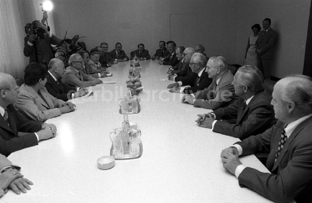 DDR-Bildarchiv: Berlin - Genosse Honecker empfängt NDPD(National-Demokratische Partei Deutschlands). Foto: Schönfeld