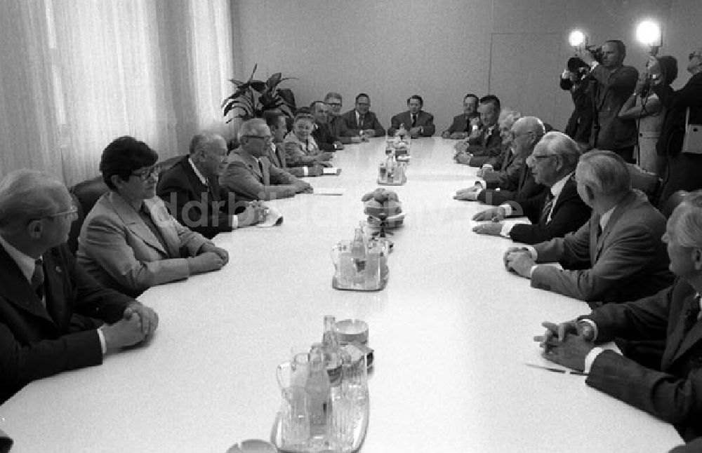 DDR-Fotoarchiv: Berlin - Genosse Honecker empfängt NDPD(National-Demokratische Partei Deutschlands). Foto: Schönfeld