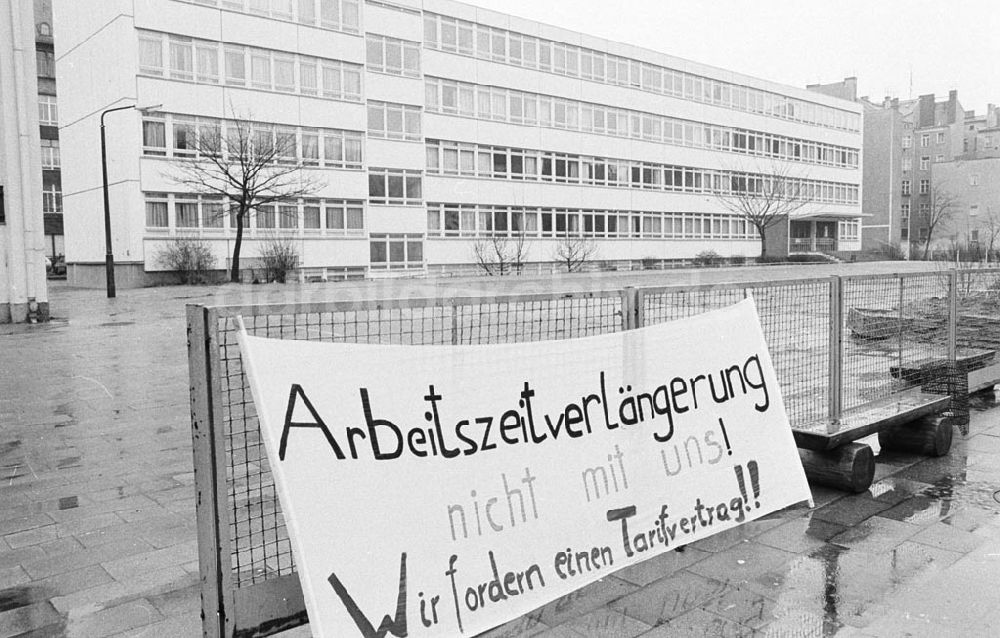DDR-Fotoarchiv: Berli / Mitte - 3. Gesamtschule Berlin-Mitte bestreikt 25.03.92 Foto: Lange Umschlag 968