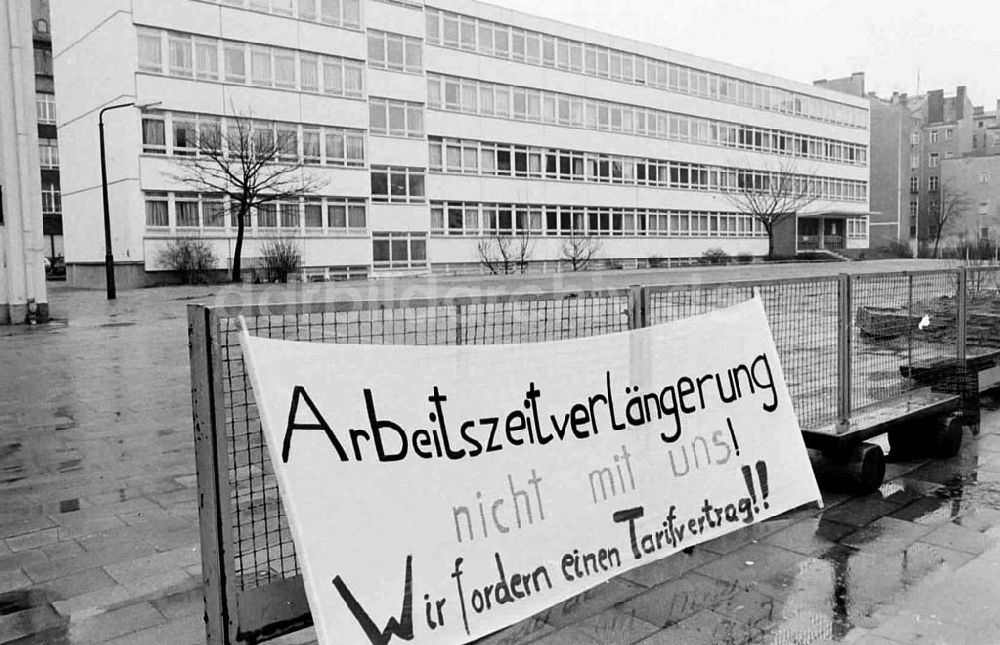 DDR-Bildarchiv: Berlin / Mitte - 25.03.92 3. Gesamtschule in Berlin-Mitte streikt