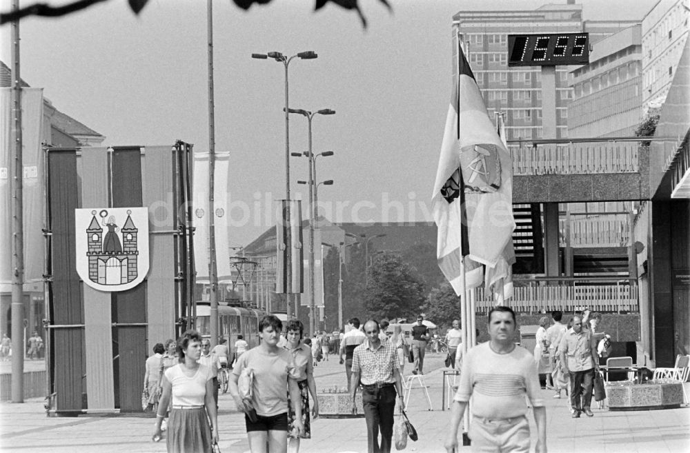 DDR-Fotoarchiv: Magdeburg - Geschmückte Karl-Marx-Straße ( heute Breiter Weg ) anlässlich der 21. Arbeiterfestspiele in Magdeburg in der DDR