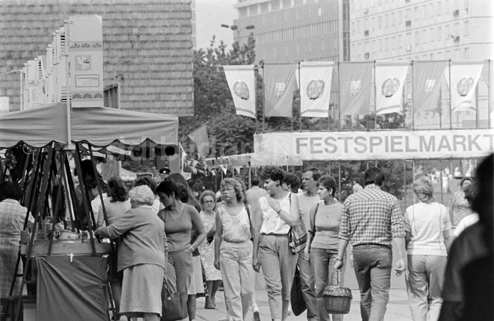 DDR-Bildarchiv: Magdeburg - Geschmückte Karl-Marx-Straße ( heute Breiter Weg ) anlässlich der 21. Arbeiterfestspiele in Magdeburg in der DDR