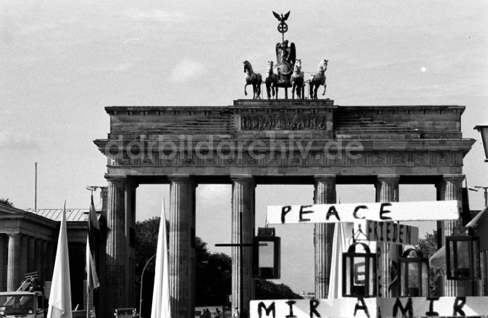 DDR-Bildarchiv: Berlin-Mitte Berlin-Tiergarten - Gestell mit Aufschrift Peace vor Brandenburger Tor