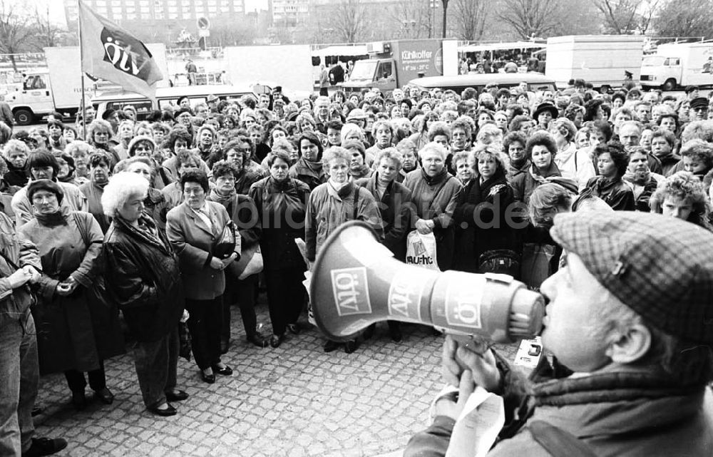 DDR-Bildarchiv: Berlin-Mitte - 03.03.92 Gesundheitswesen protestiert vor dem Roten Rathaus