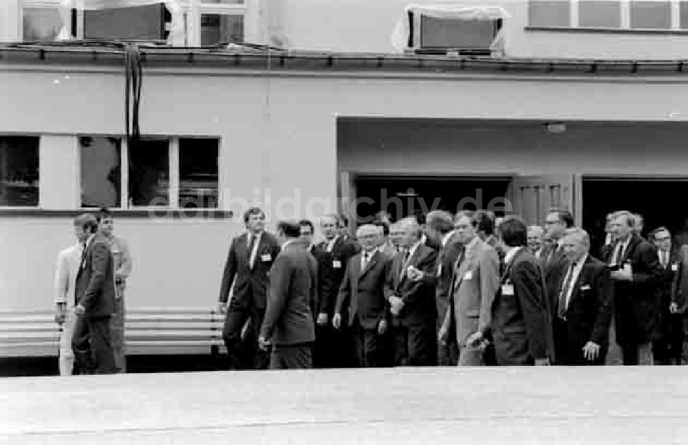 DDR-Fotoarchiv: unbekannt - Gipfeltreffen: Gen. Erich Honecker mit Michael Gorbatschow in der Wissenschaftsausstellung Foto: Schmidtke