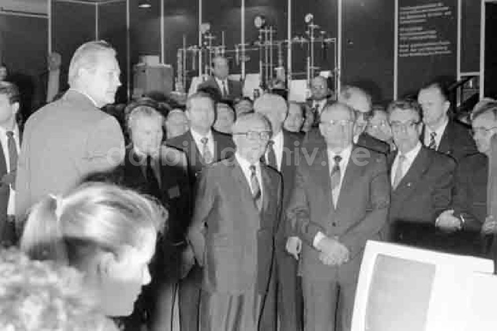DDR-Bildarchiv: unbekannt - Gipfeltreffen: Gen. Erich Honecker mit Michael Gorbatschow in der Wissenschaftsausstellung Foto: Schmidtke