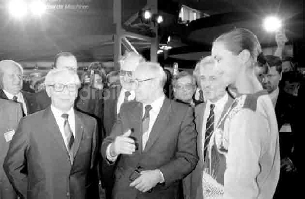 DDR-Fotoarchiv: unbekannt - Gipfeltreffen: Gen. Erich Honecker mit Michael Gorbatschow in der Wissenschaftsausstellung Foto: Schmidtke