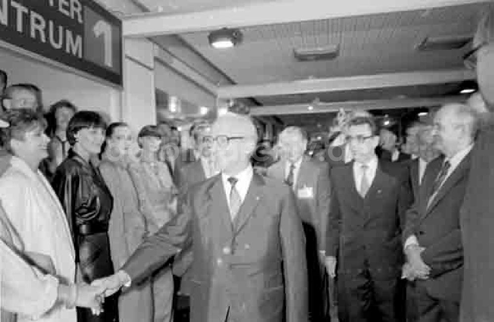 unbekannt: Gipfeltreffen: Gen. Erich Honecker mit Michael Gorbatschow in der Wissenschaftsausstellung Foto: Schmidtke