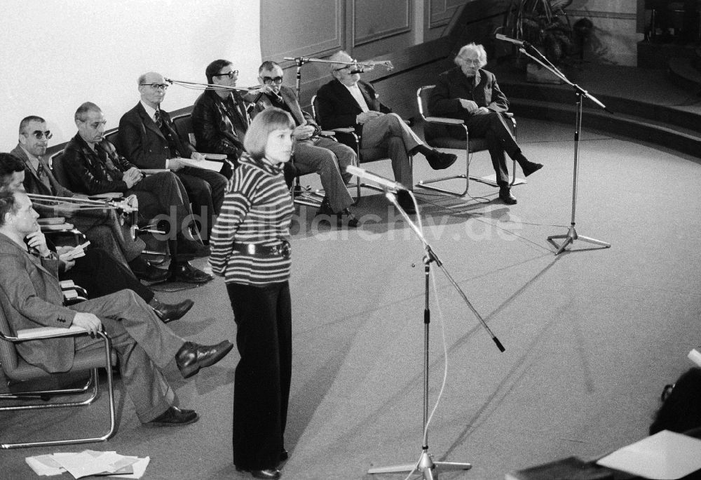 DDR-Bildarchiv: Berlin - Gisela May (1924 - 2016) bei der Plenartagung der Akademie der Künste zu Ehren Bertolt Brechts in Berlin, der ehemaligen Hauptstadt der DDR, Deutsche Demokratische Republik