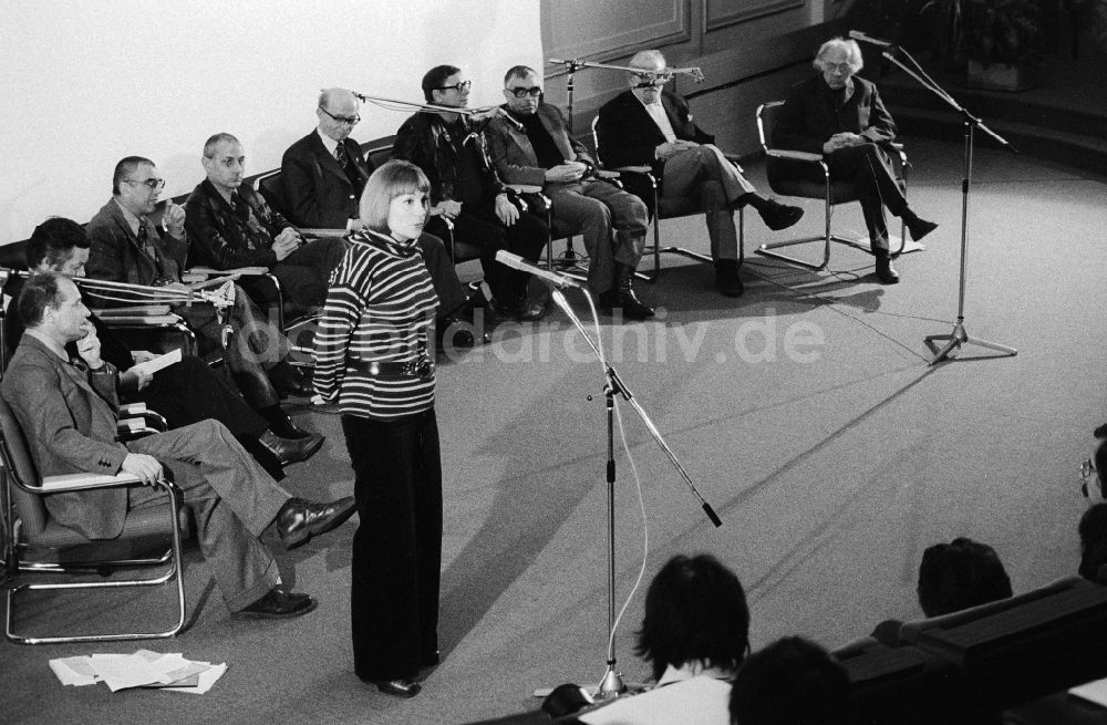 DDR-Fotoarchiv: Berlin - Gisela May (1924 - 2016) bei der Plenartagung der Akademie der Künste zu Ehren Bertolt Brechts in Berlin, der ehemaligen Hauptstadt der DDR, Deutsche Demokratische Republik