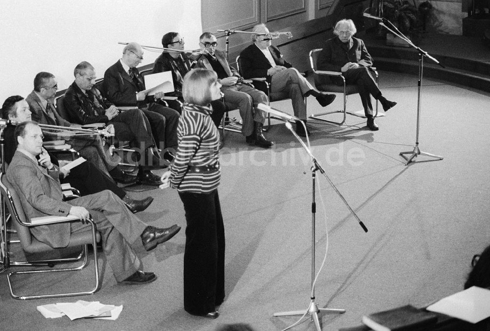 Berlin: Gisela May (1924 - 2016) bei der Plenartagung der Akademie der Künste zu Ehren Bertolt Brechts in Berlin, der ehemaligen Hauptstadt der DDR, Deutsche Demokratische Republik