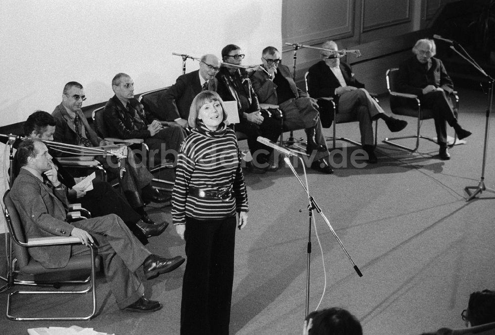 Berlin: Gisela May (1924 - 2016) bei der Plenartagung der Akademie der Künste zu Ehren Bertolt Brechts in Berlin, der ehemaligen Hauptstadt der DDR, Deutsche Demokratische Republik