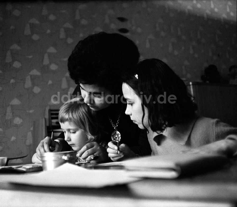 DDR-Bildarchiv: Berlin - Gisela Steineckert mit Kindern